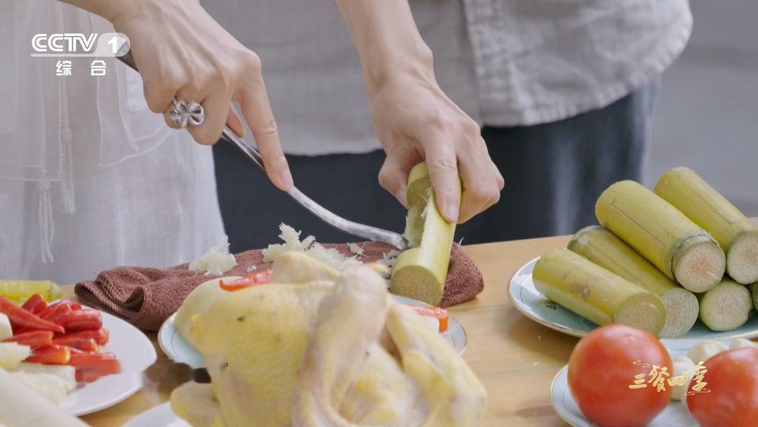 第一批用水果做菜的人吃商极高三餐四季不用额外加糖，全靠甘蔗本身清甜调味，去骨鸡肉
