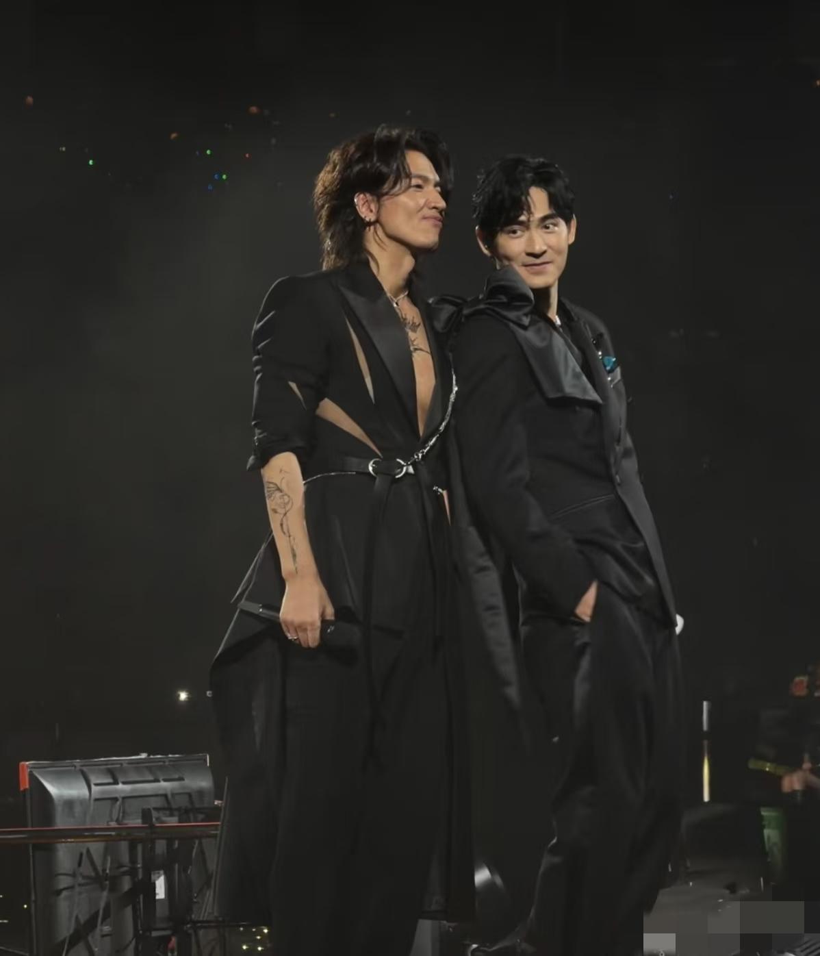 F3演唱会最搞笑的一幕出现了，朱孝天人没去，声音倒是出现了！几个人合唱时