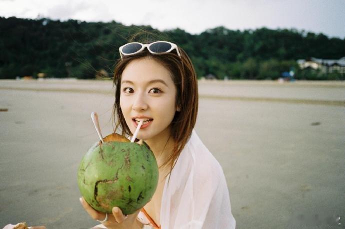 李兰迪比基尼海边大片来袭好明媚的少女和海🙌[