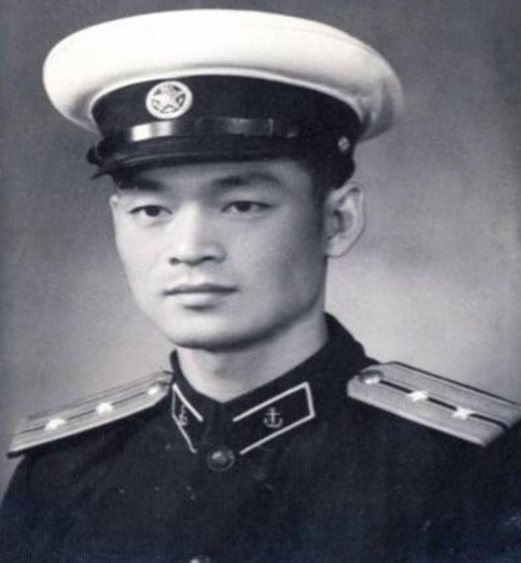他是许世友的儿子许光，是中国第一批本科海军军官，正当前程似锦时，父亲许世友对他说