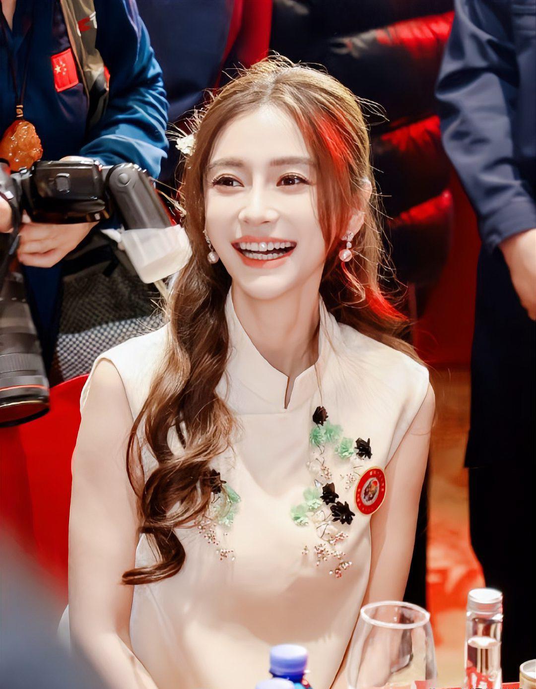 时间是否真的能带走一切？Angelababy的转变引发了公众热议——时间究竟带