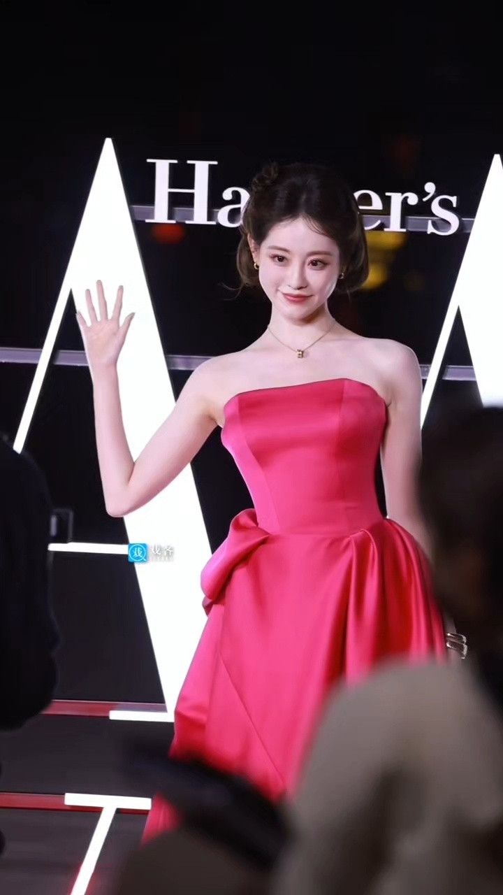 祝绪丹是盛开的玫瑰祝绪丹芭莎艺术大赏红毯路透来了太美了吧！？？复古公主头配上一