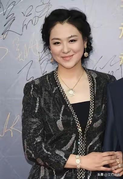 2010年，沈傲君怀孕6个多月时，丈夫去国外出差。没想到，一天晚上突然有人敲门，