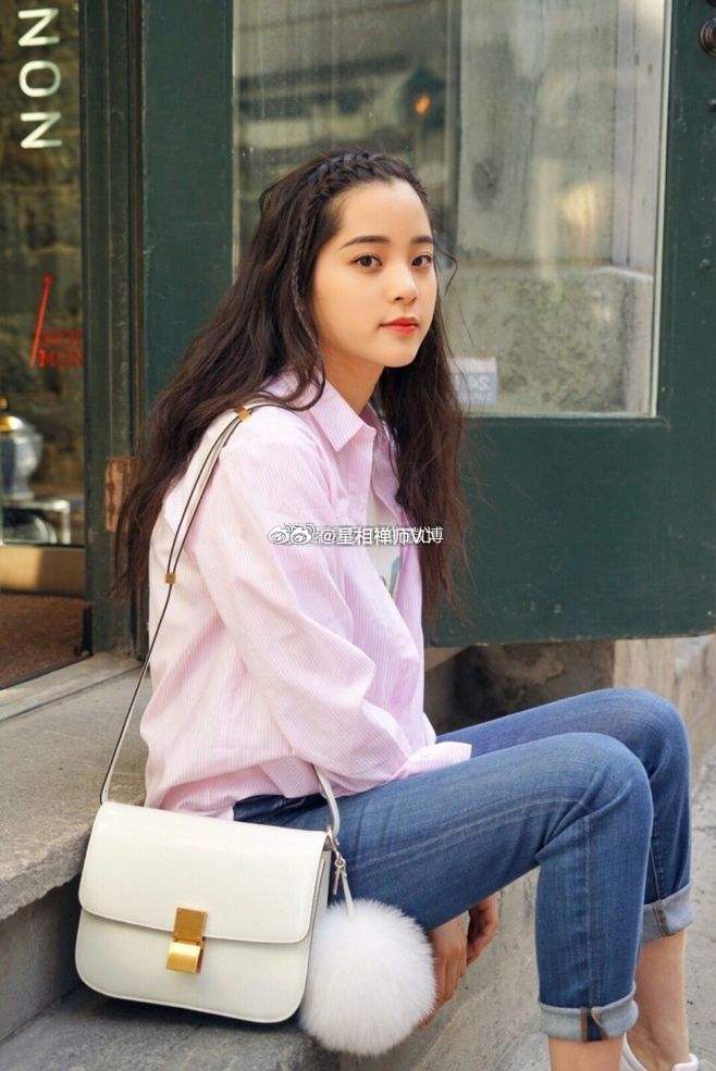 额头有两个比较好的的标准：第一个是从发际线到眉毛之间的距离宽，第二个是额头横向比