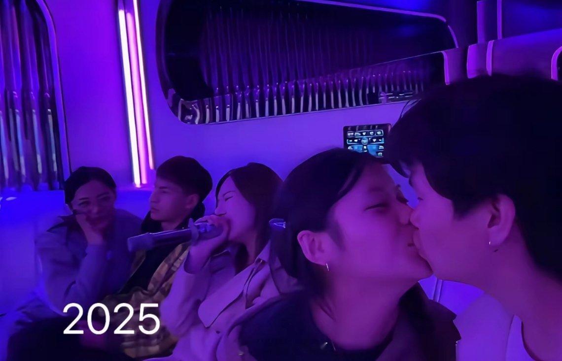 故地重游，和朋友去ktv唱歌，一年过去了，单身的依旧尴尬自嗨中。