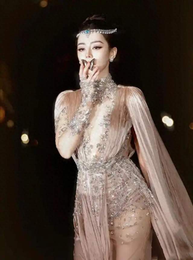 迪丽热巴嘴上衔着蝴蝶出场, 定点时蝴蝶飞走, 她最有想法