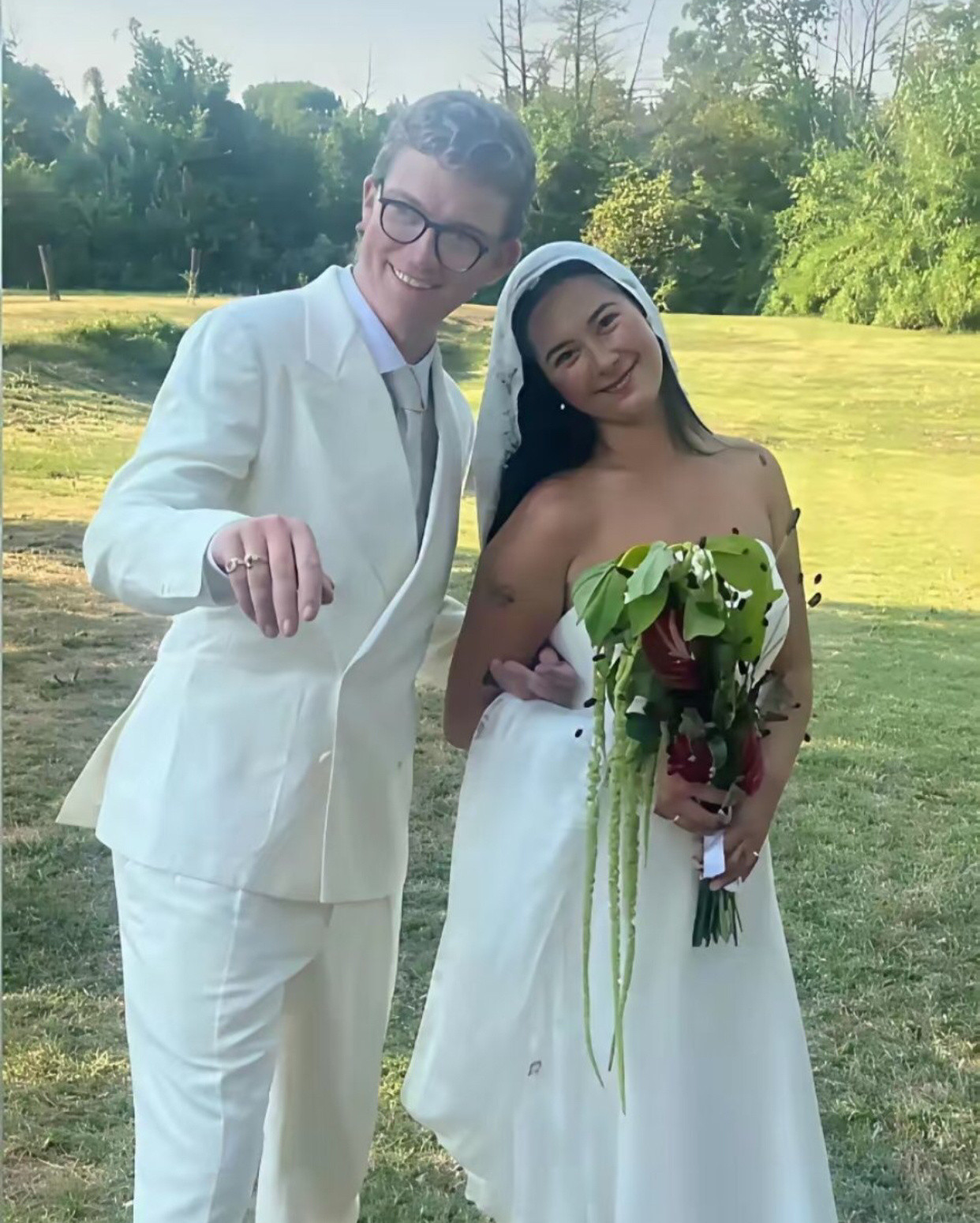 姜一郎晒孕肚官宣怀孕。小姑娘的肚子是真的大，这么宽松的上衣和裤子，都被撑成这样了