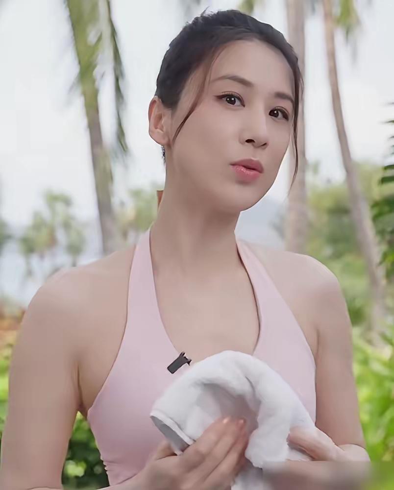 黄圣依离婚，你以为是找自我？她揣着杨子90%的现金，杀进了82万学费的商学院。