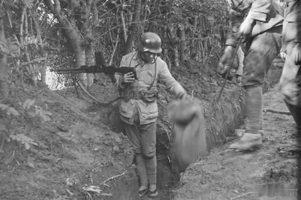 战壕里的士兵，上海，1937年