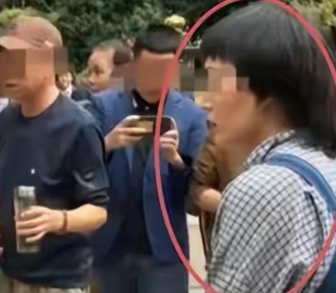 狗主人的身份确认了这个狗主人是居住在这个小区的，是一个女性，但是这个狗主人不是