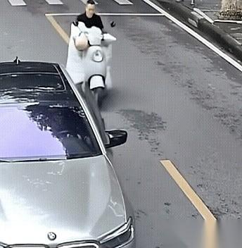 他下车，第一件事不是扶人，是TM摸他的车门。我当时就站马路对面，看得一清二楚。