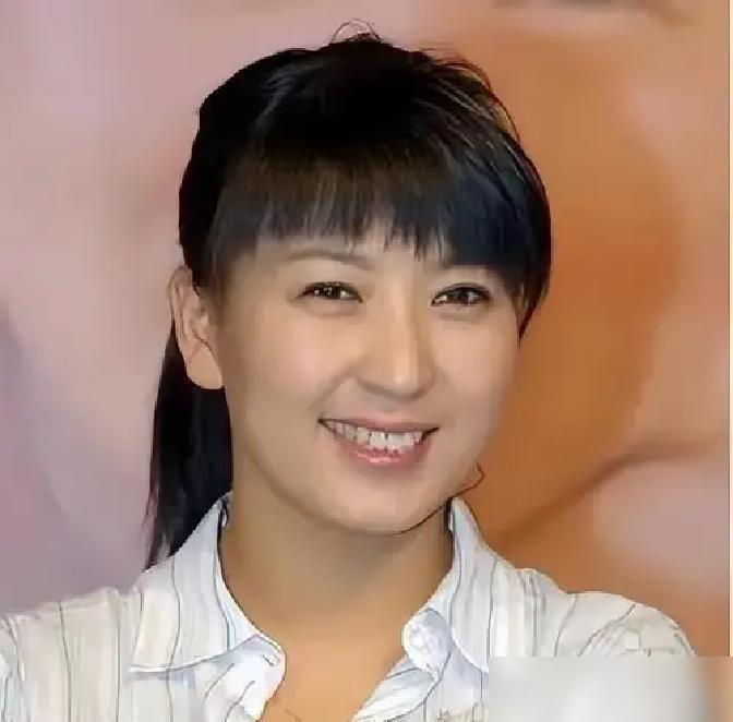 直播卖袜子第7天，闫学晶被剧组连夜退货！闫学晶直播卖袜子第7天，突然被《刘家