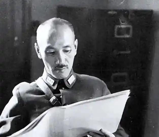 1936年12月12日凌晨，一颗子弹从肋骨间穿入，从左肩射出。中弹的人满身是血，