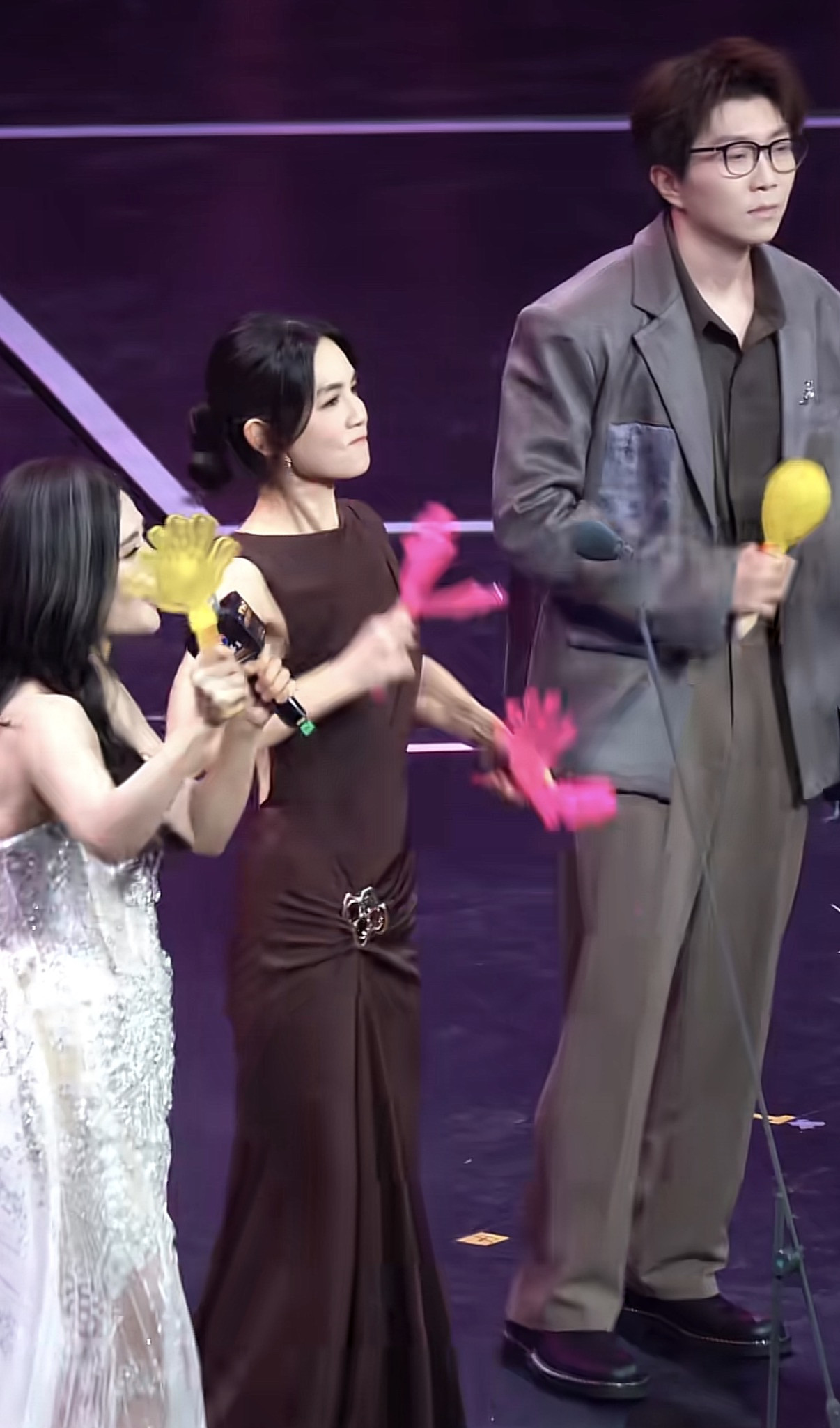 快被这一段笑死了！谢娜、Ella、毛不易同框上演e人和i人，Ella真的太外向了，有一种浑身使不完的