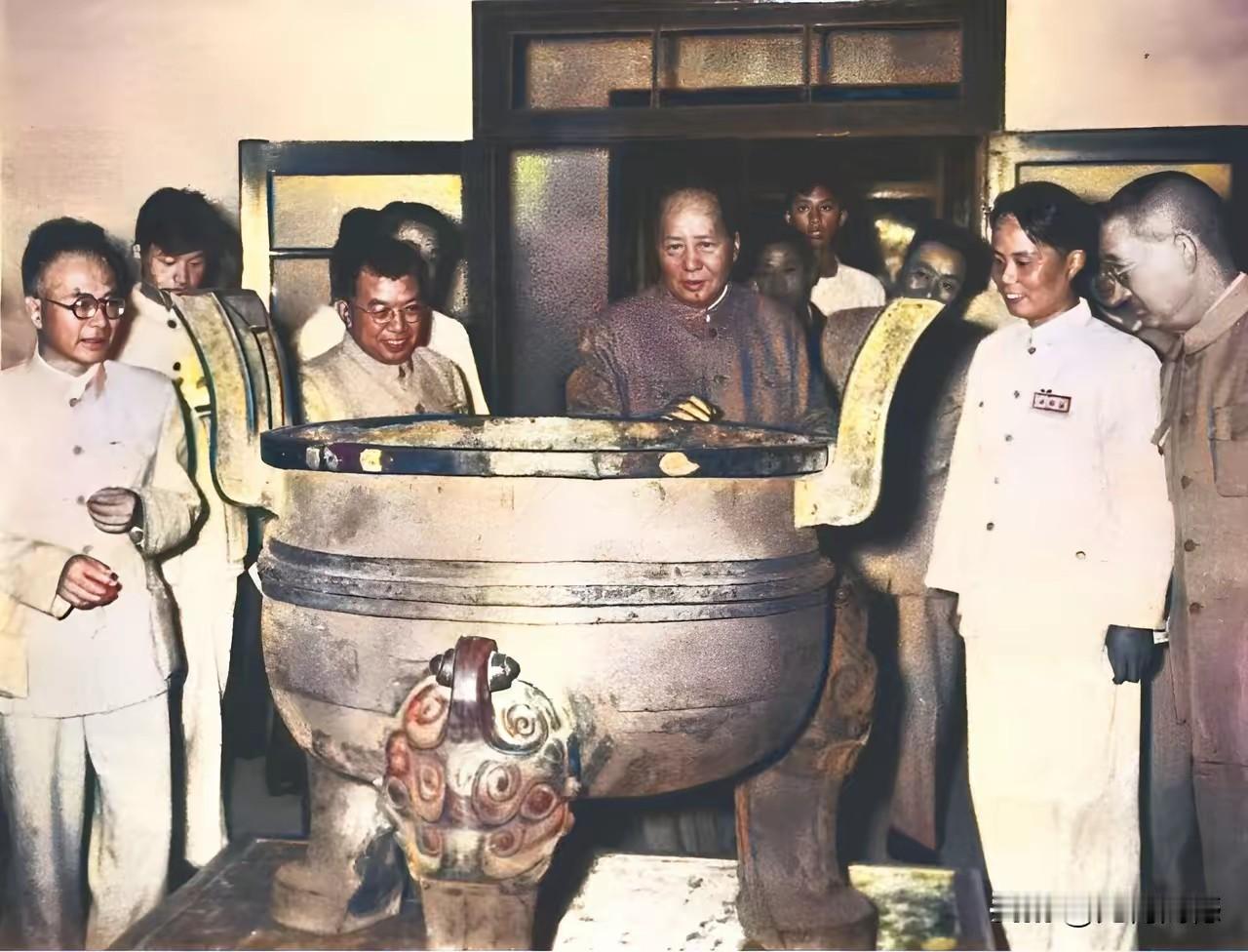 老人家看的这只大鼎，是安徽博物馆的镇馆之宝，名字叫楚大鼎，是1933年在寿县出土