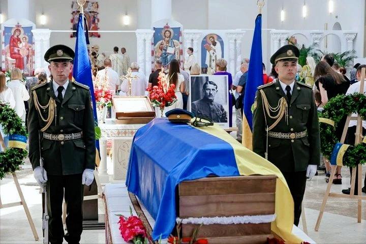 乌克兰总统办公室负责人布达诺夫来到乌克兰民族主义者组织创始人叶夫根尼·科诺瓦列茨