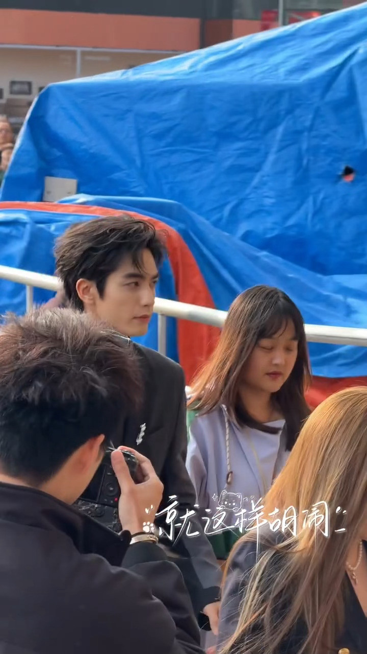 背头这真是老公级别的。。。。宋威龙背头老公级别的