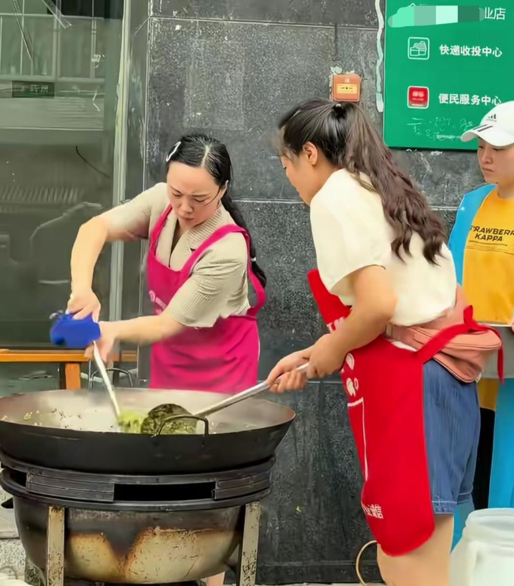 看了重庆彭水很多民众自发行动起来，给一线的救援人员送水送饭，特别感动！我觉得