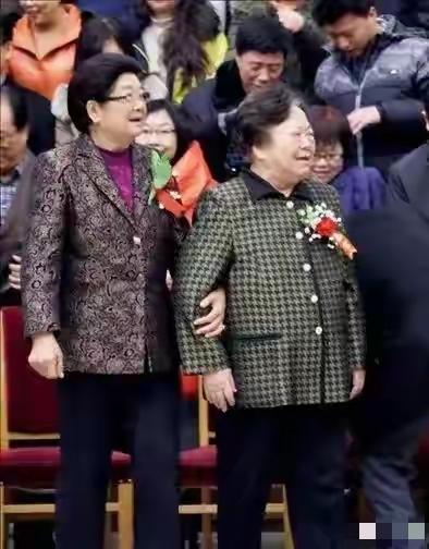 她走了，活了九十多岁。这是影响了一两代人命运的人啊。很多8