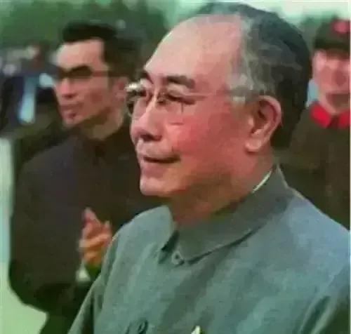 1980年深秋的北京，一位头发花白的老干部推开中南海办公室的门，手里捏着那份让秘