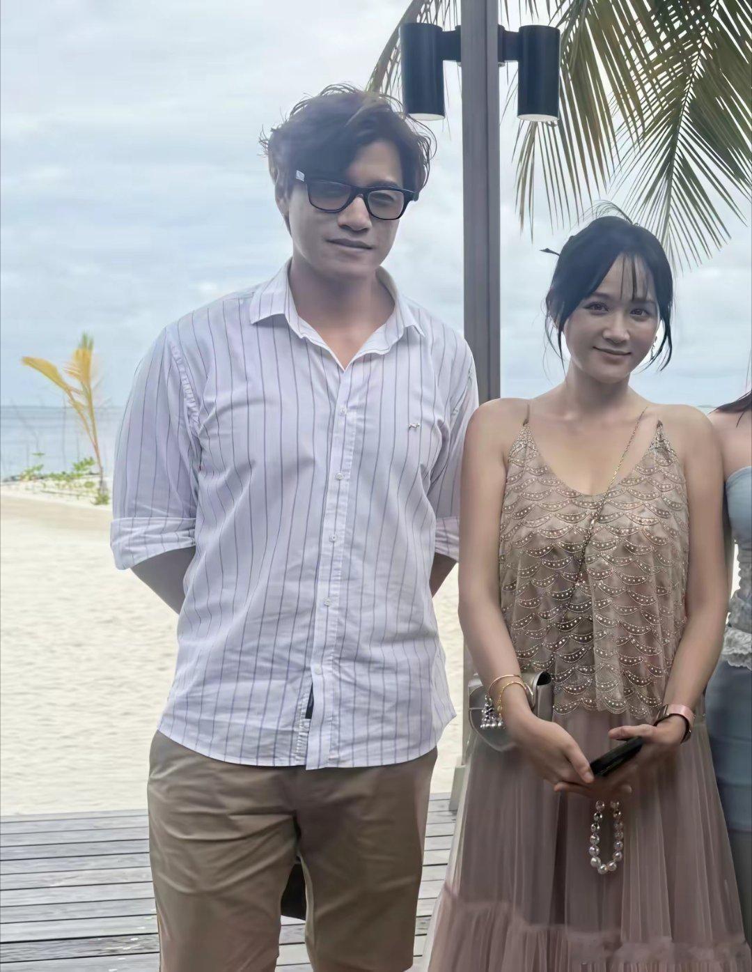 47岁陈乔恩和老公艾伦现身马尔代夫海边度假被偶遇，她穿着一条吊带纱裙，看起来挺漂亮的，状态很不错！她