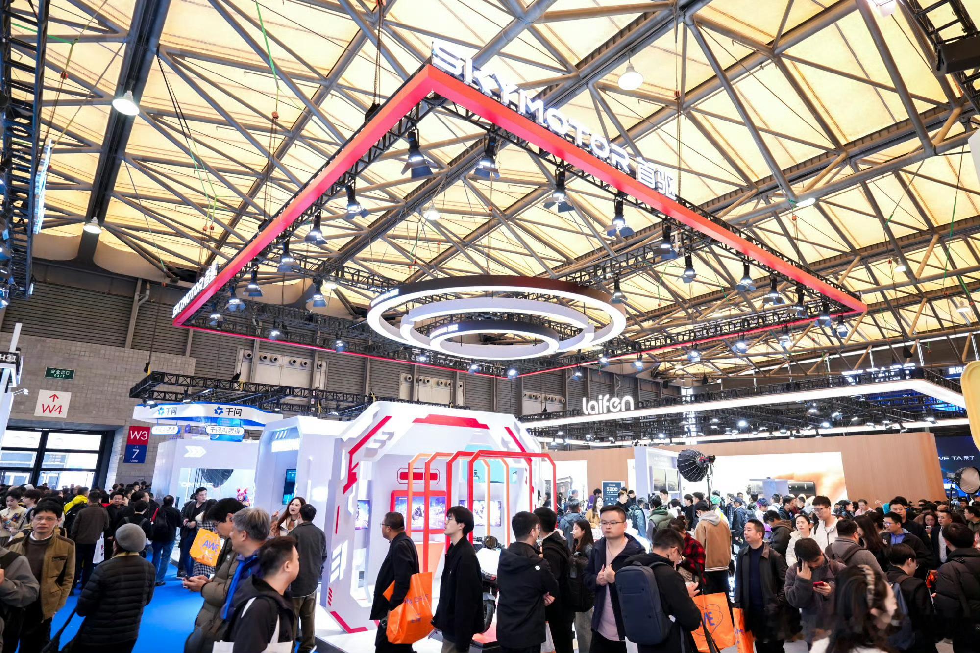 现在的电动车也太卷了吧！语音控制、自动解锁、盲区提醒全都安排上，AI直接把代步车