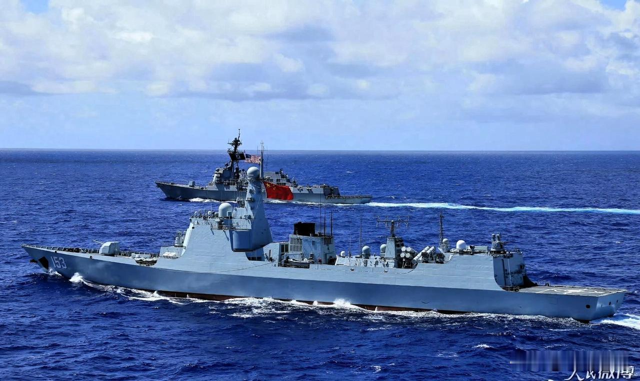 2016中美军舰同框：西安舰被说旧，美军舰更破！2025再看：052DL/052