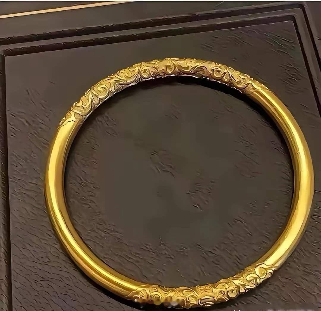 现在金店可犯愁了，金价高没人买，年轻人买黄金的方式全变了。办公室几个95后妹子都