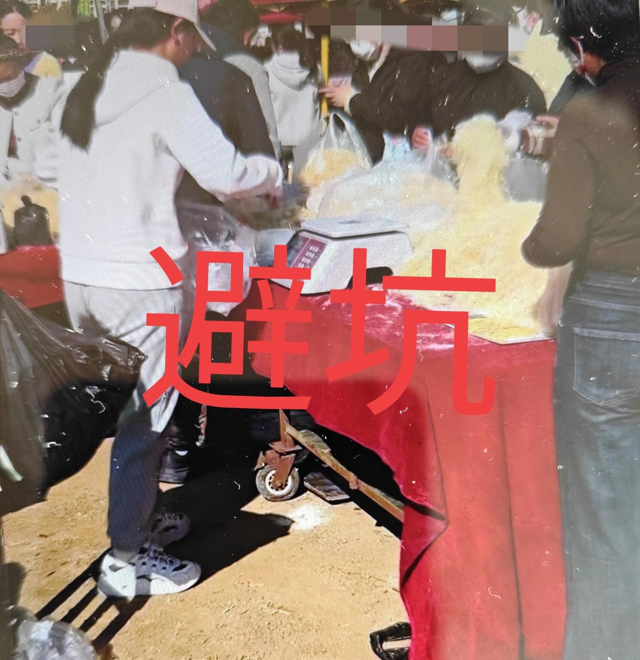 青岛市西海岸新区灵山卫、薛家岛等大集上有一些卖龙须菜的摊位，一赶集就围着很多托，