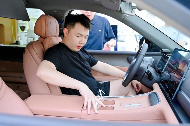 车身轻不代表不稳，零跑D19底盘调校很扎实跑高速跑多了，我越来越在意一件事：车