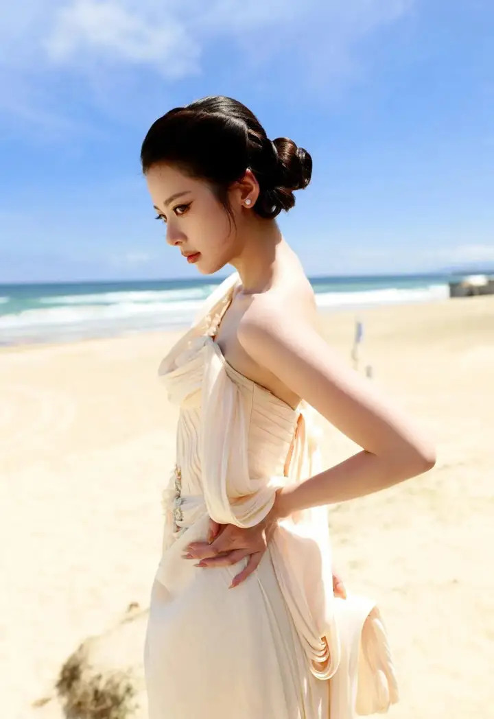 赵昭仪，海边白裙，柔美浪漫之姿