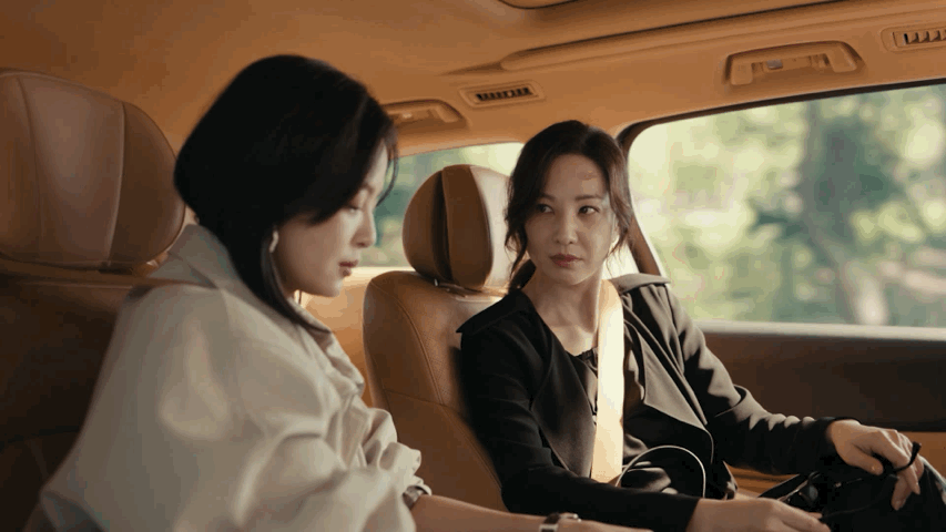 郑希怡勾辛芷蕾下巴这一下郑希怡的轻勾满是温柔掌控，辛芷蕾的抬眼笑意盈盈，冷飒姐