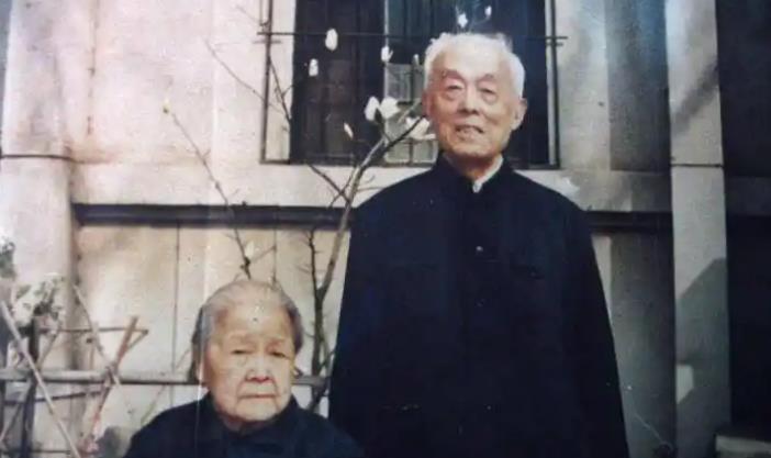 1994年，季羡林的妻子彭德华去世，要4万丧葬费。季羡林对儿子说：“我出2万，你