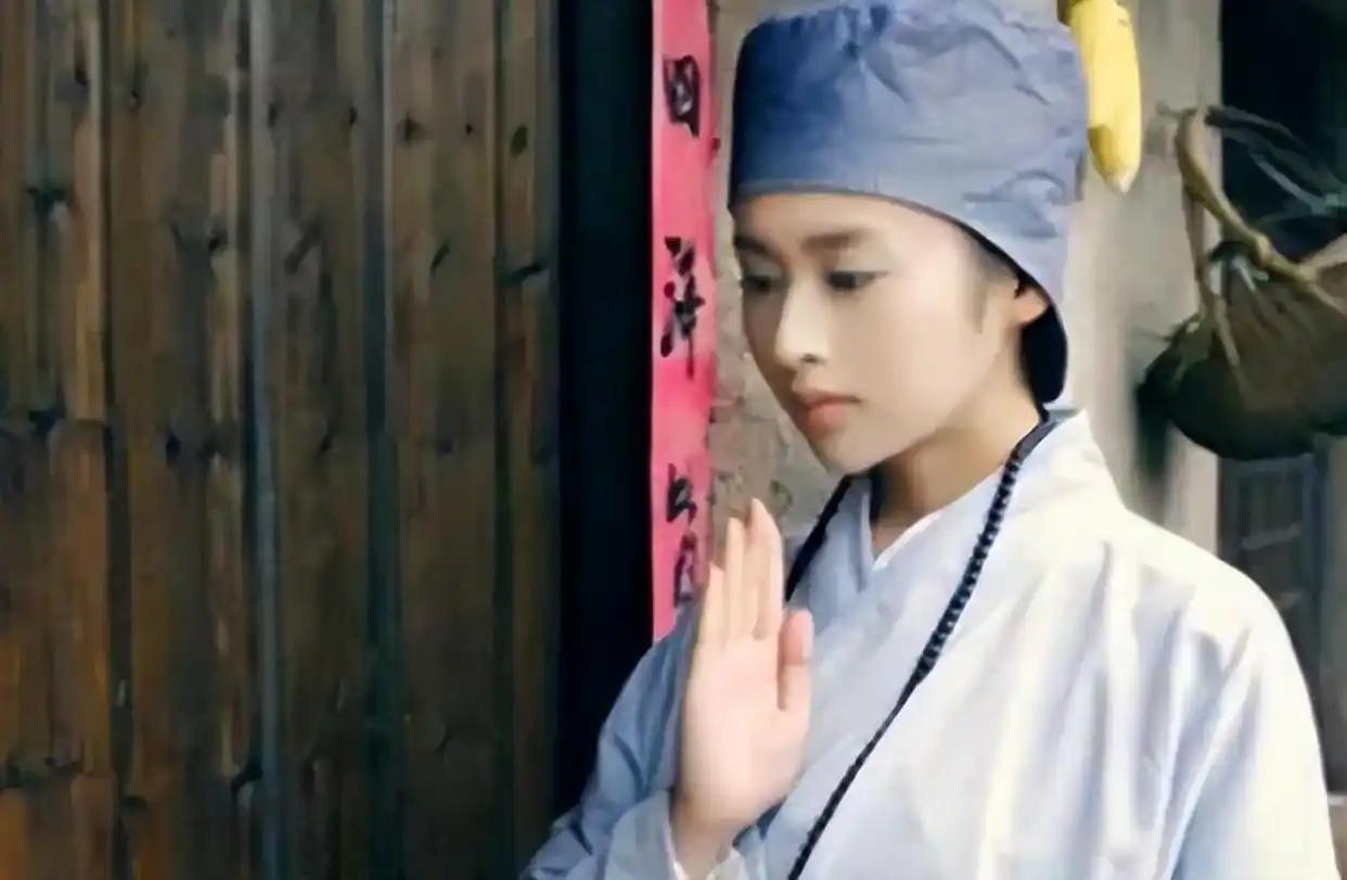 1950年，一次剿匪战斗中，一战士死死地盯住了女尼姑丰满的胸脯，排长不禁气得青筋