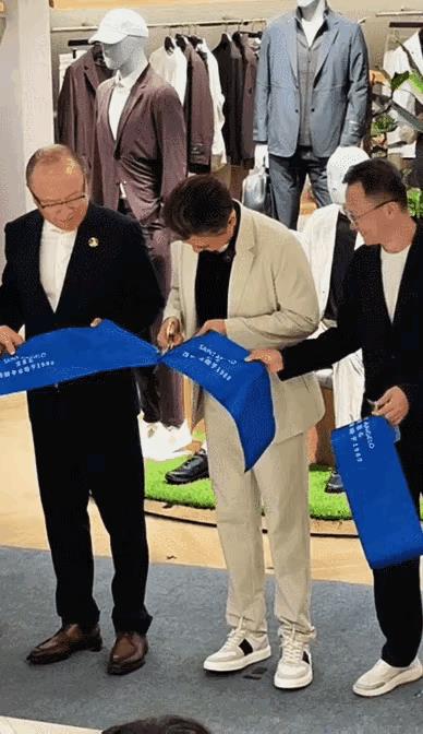 没想到李乃文这么不注意场合！前两天，李乃文应邀参加一个店铺还是公司的开业剪彩。