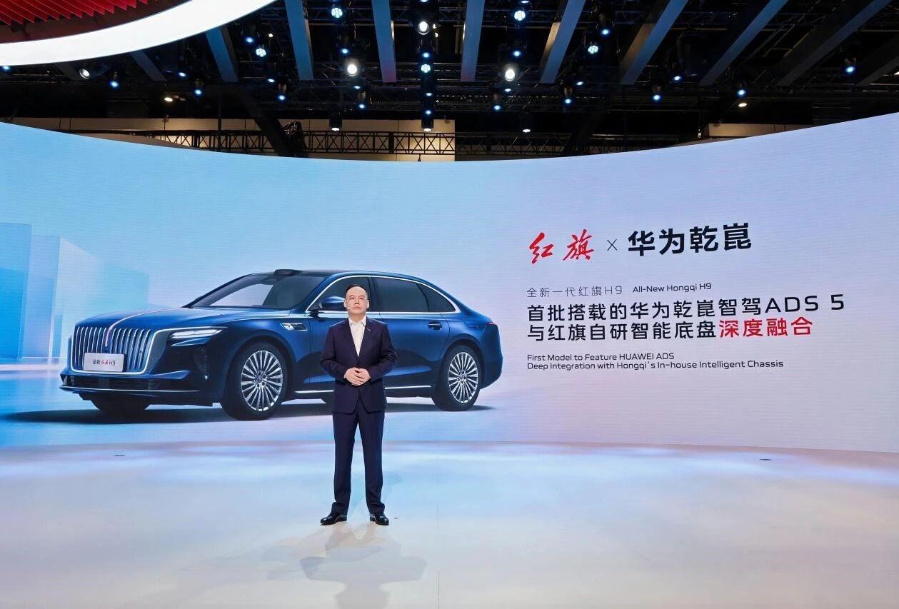 一汽高层集体打卡2026北京车展2026北京车展媒体日，一汽集团董事长邱现东、