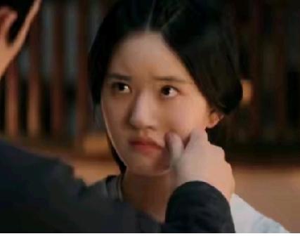 【记者捏脸嫌犯被开除：权力不是耍横的资本】刚在网上刷到段视频，一个记者直