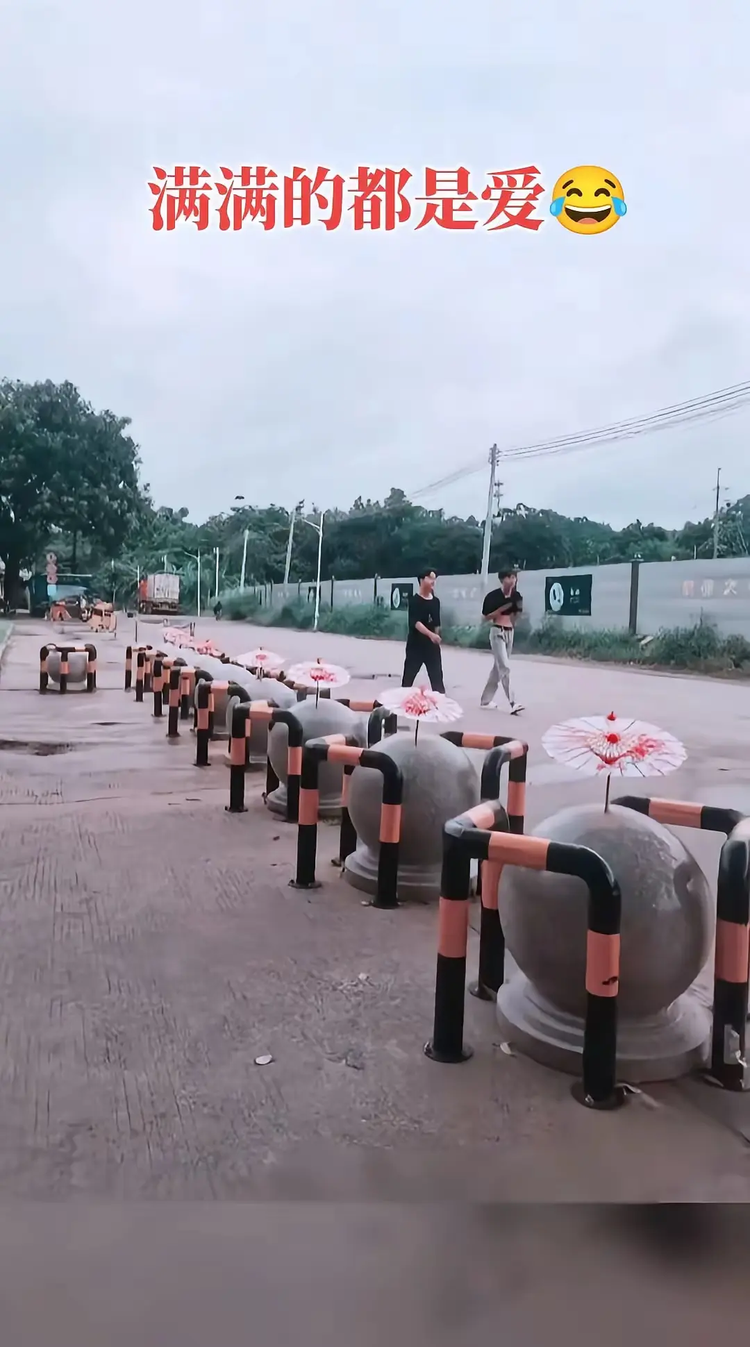 某地大学学校门口奇葩的一幕😂😂😂