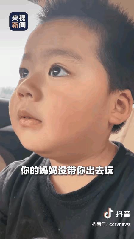 把央视新闻给圈粉的孩子最近火了！看了他的举动，真的活该他火！现在还有几个这样的孩