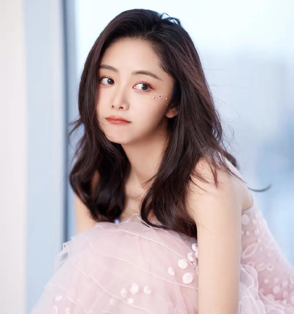 老实说，谭松韵演技真的被低估了！细数内娱流量女演员，能和赵丽颖演技碰一下的，恐怕