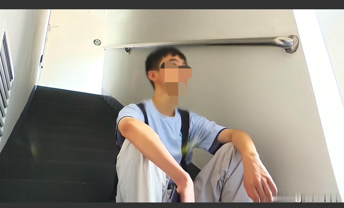 坐在楼道的男孩“有家难归”，父母把门锁换了，他说是父母嫌弃他没考上985高校，但