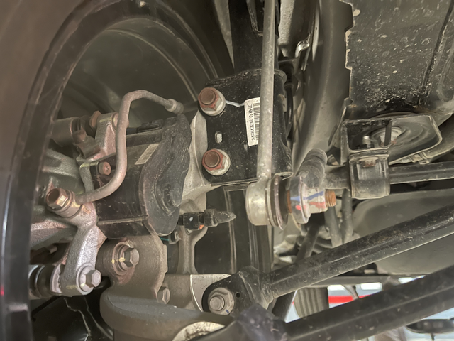 半年首保底盘这些锈迹算正常吗今天宋plusdmi半年了去做首保，车子吊起来