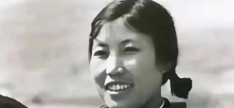 1978年，“铁姑娘”郭凤莲随代表团前往美国。她满怀热情地宣传“大寨精神”，可