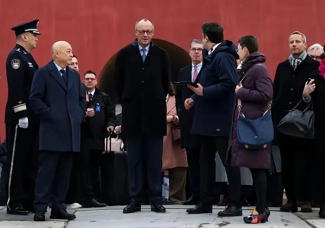 大家发现没有？吃过国宴，双方会谈过后，默茨就像完全换了一个人，今天在故宫游玩，背