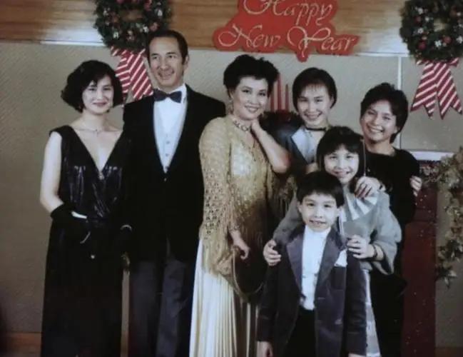 赌王二房的5个子女：大女儿何超琼离婚未育，三女儿何超蕸没有结婚生子，二女儿何超凤