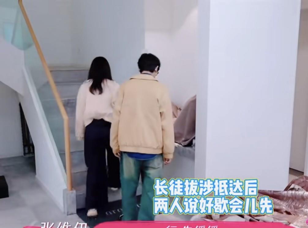 董璇张维伊来阿那亚度假，来到董璇在阿那亚房子，这是董璇2017年买的，那时候小酒