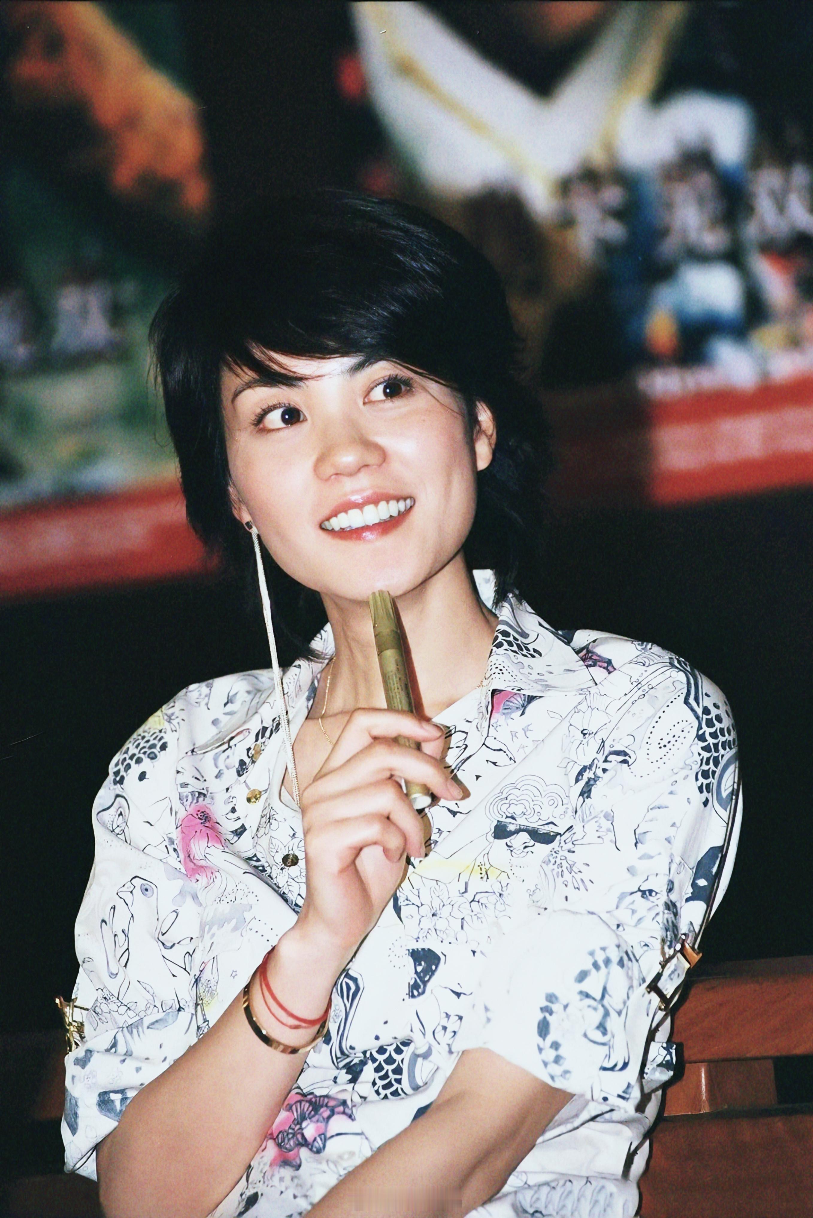 王菲搭乘花絮去幕后蓬松的短发，涂鸦衬衣，和璀璨的流苏耳坠——2002年，宣传【