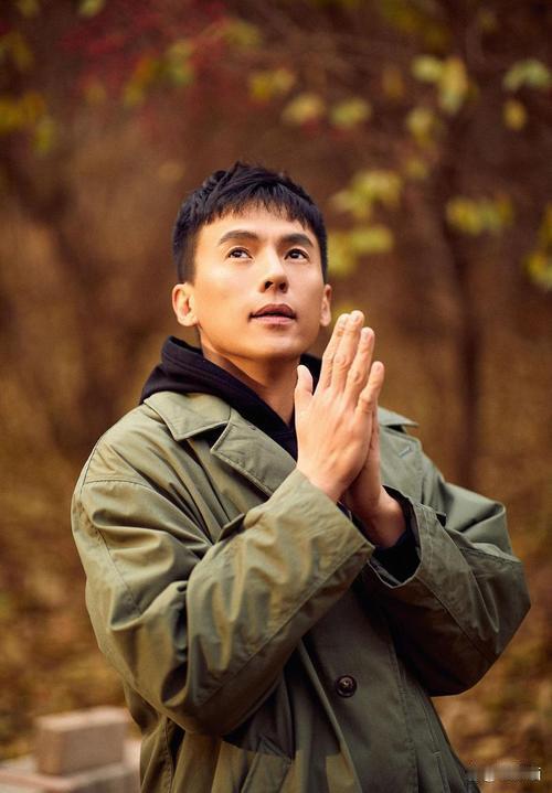 44岁宋宁峰凭《老舅》中“宏伟”一角意外爆火！戏份不足九分钟却凭细节演技出圈，舅