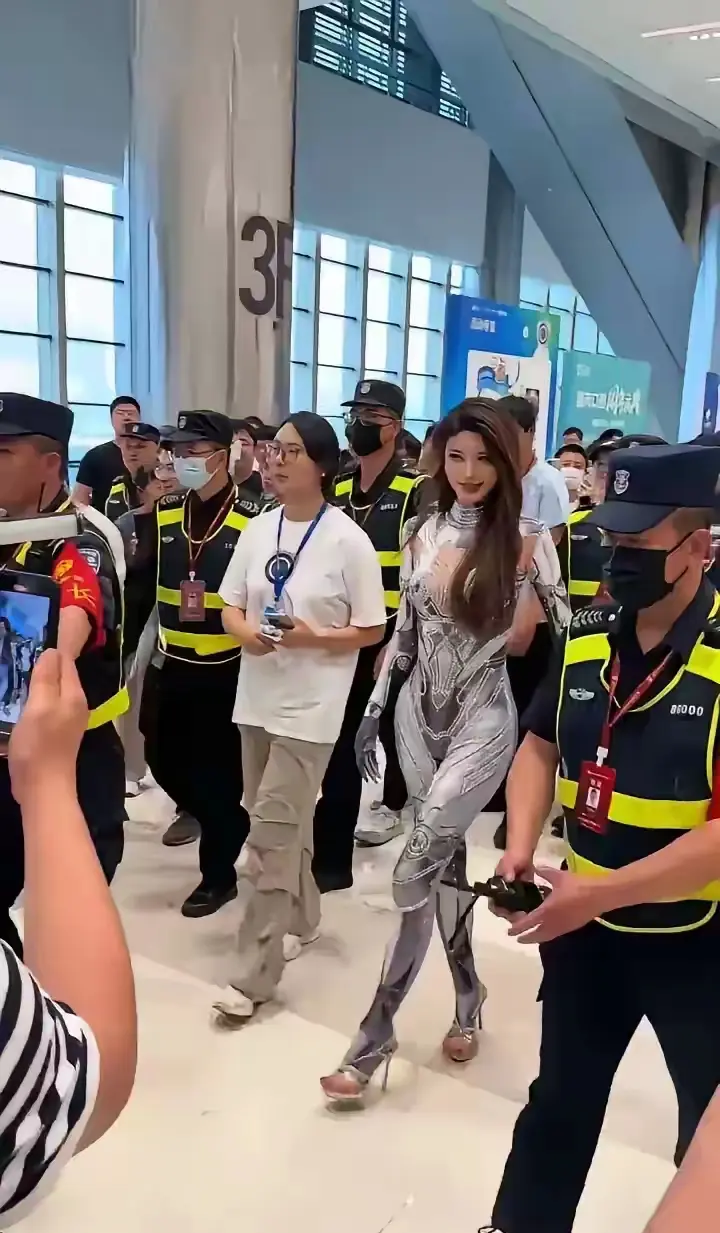 这身衣服的价格不便宜吧？