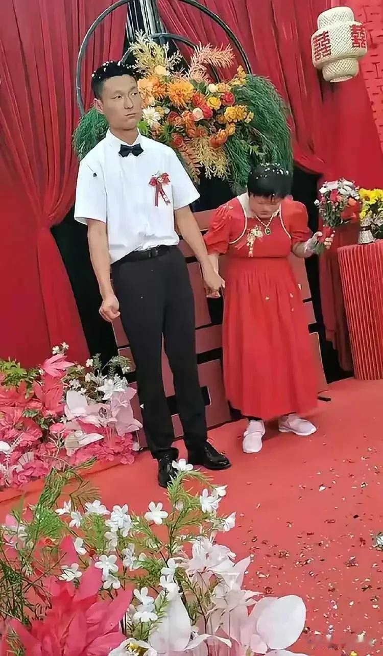 残障人群的婚姻有多难？一唐氏综合征女孩嫁给年轻小伙，陪嫁两套房，一辆奥迪车，